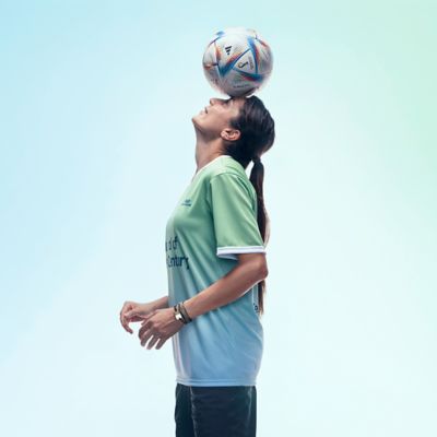 Nadia Nadim membro di Hyundai Team Century calciatrice danese che tiene in equilibrio un pallone sulla testa