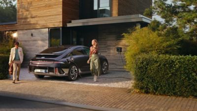 Hyundai IONIQ 6 berlina elettrica a quattro porte si ricarica con la wallbox di casa