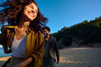 Immagine di due ragazzi sorridenti in spiaggia