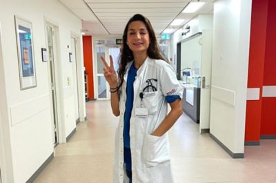 Nadia Nadim membro di Hyundai Team Century  calciatrice e chirurgo danese che indossa il camice in ospedale