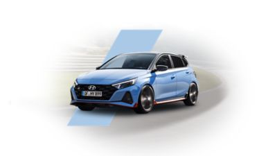 Nový Hyundai i20 N pri pohľade spredu prechádzajúci zákrutou na pretekárskom okruhu.