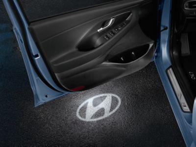 I led delle portiere di Hyundai i30 N con il logo Hyundai proiettato a terra