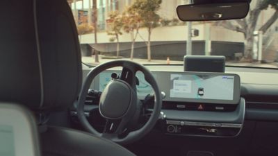 Hyundai IONIQ 5-based Robotaxi interno con vista del volante e dello schermo centrale