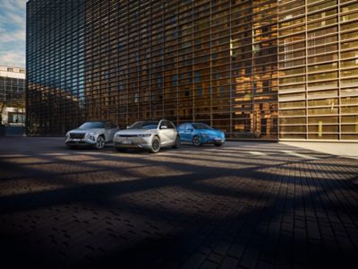 Tre SUV Hyundai parcheggiati uno accanto all'altro: TUCSON, IONIQ 5 e KONA