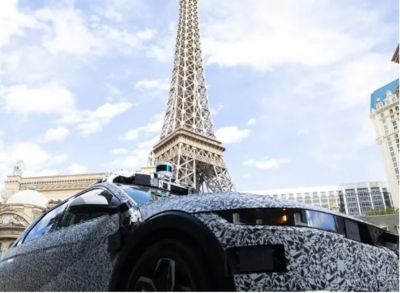 Hyundai IONIQ 5-based Robotaxi ricoperto di adesivi mimetici percorre una strada di Las Vegas