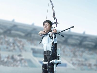 Il paracadutista nazionale coreano Jun-boem Park in gara con la robotica indossabile di Hyundai