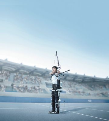 Il Para-archer nazionale coreano Jun-boem Park in gara con la robotica indossabile di Hyundai