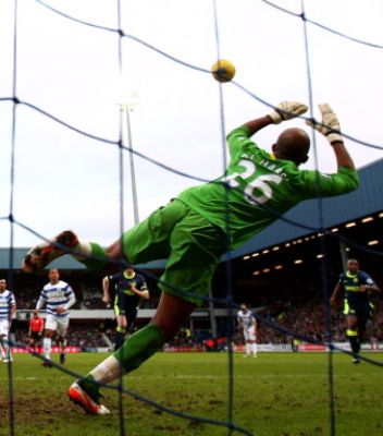 La leyenda del fútbol omaní Ali Al-Habsi realiza una parada aérea en la portería.