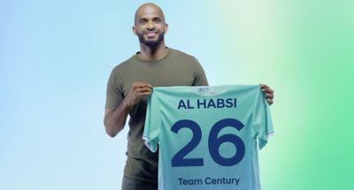 Ali Al-Habsi, miembro del Hyundai Team Century, sostiene una camiseta del Hyundai Team Century con su número 26.