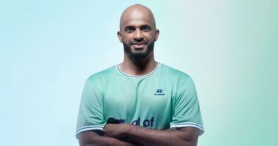  La leyenda del fútbol omaní Ali Al-Habsi, del Hyundai Team Century, con la camiseta del Hyundai Team Century.