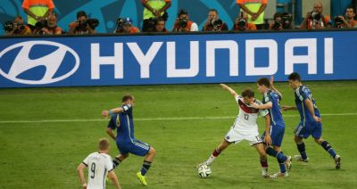 Bannière publicitaire Hyundai sur le bord d’un terrain de football sur lequel joue l’Allemagne.