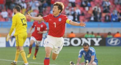 Jisung Park célèbre un but en tant que capitaine de la sélection sud-coréenne.