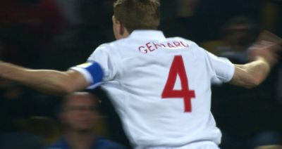 Steven Gerrard, miembro del Hyundai Team Century, celebrando un gol.
