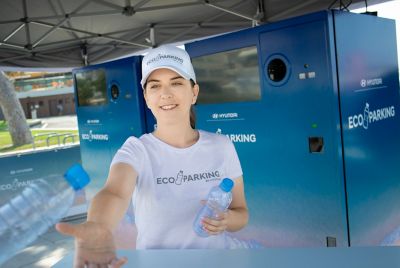 Persona ayuda a reciclar gracias a ECO Parking de Hyundai