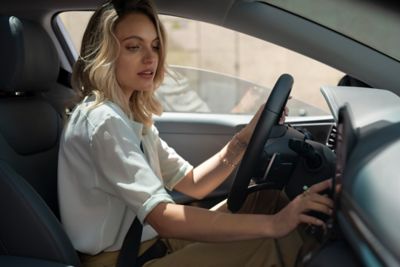 Image d’une femme à bord d’une Hyundai Ioniq hybrid