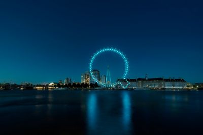 El London Eye iluminado en forma de Q con motivo del lanzamiento de la gama Hyundai IONIQ.