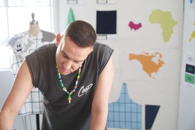 Lo stilista Jeremy Scott disegna nel suo studio le sue proposte per Hyundai Team Century