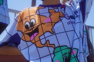 Primo piano della maglia del Team Century realizzata da Jeremy Scott