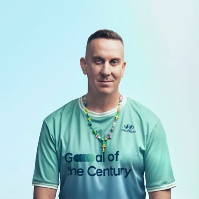 Lo stilista Jeremy Scott indossa la maglia da calcio del Team Century per Hyundai