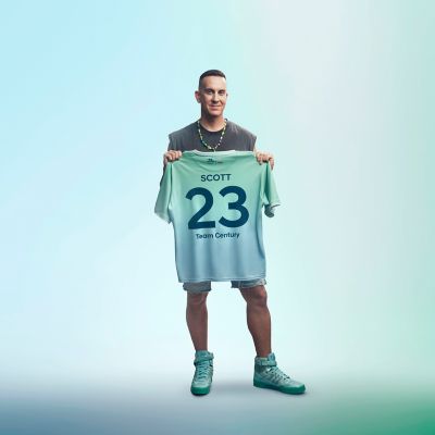 Lo stilista Jeremy Scott con in mano la maglia da calcio di Hyundai Team Century 