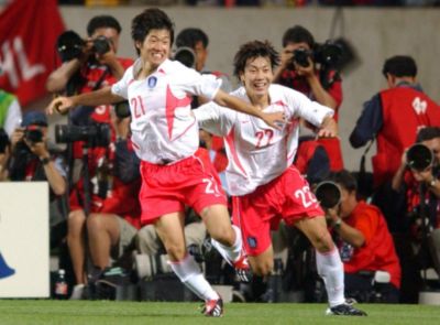 Jisung Park festeggia in campo come capitano della nazionale di calcio sudcoreana