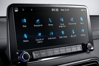 Close-up van het 10,25"-aanraakscherm met navigatie van de Hyundai KONA Hybrid.