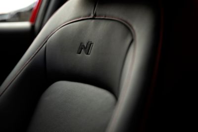 Imagen de los asientos deportivos del nuevo Hyundai KONA N Line en piel o tela con el logo N.