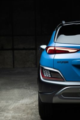 Immagine posteriore di Nuova Hyundai KONA in Surfy Blue con i nuovi eleganti gruppi ottici posteriori.