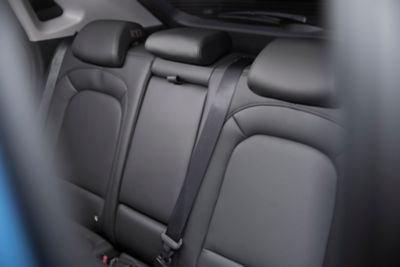 I sedili posteriori di Nuova Hyundai KONA con l’avviso sedile posteriore.
