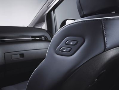 Il dispositivo walk-in sul sedile del passeggero anteriore di Hyundai STARIA consente un ingresso agevole e un maggiore comfort
