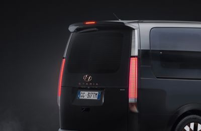Eleganti luci posteriori a LED di nuova Hyundai STARIA Premium