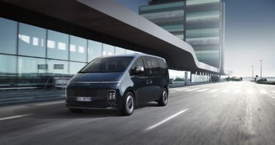 Hyundai nuova STARIA Premium di fronte a un edificio moderno