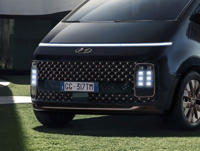 Vista della griglia dall'aspetto futuristico di nuova Hyundai STARIA e dei fari a LED	