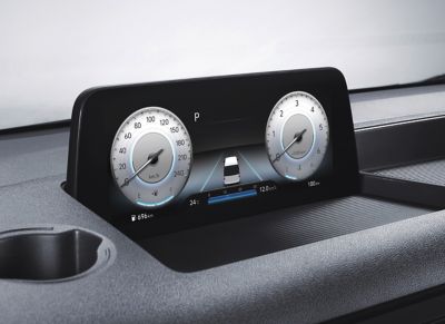 Vista del cruscotto dI nuova Hyundai STARIA Premium con il display digitale