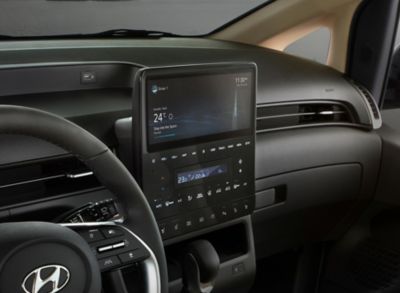 Vista del cruscotto e del brillante schermo centrale da 10,25" dI nuova Hyundai STARIA Premium