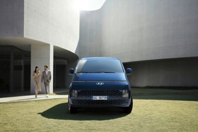 Nuova Hyundai STARIA vista frontale parcheggiata in un cortile pubblico