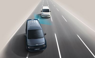Il cluster digitale di nuova Hyundai STARIA mostra la vista laterale posteriore sinistra e destra