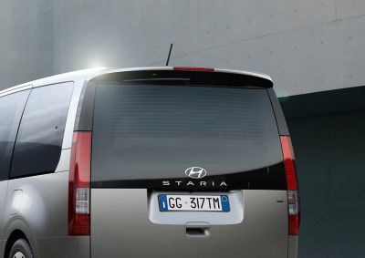 Un'immagine del tergicristallo posteriore nascosto di nuova  Hyundai STARIA Premium
