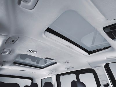  The Hyundai STARIA Hybrid's dual sunroof adds to its spaciousness.