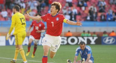 Jisung Park festeggia in campo come capitano della nazionale di calcio sudcoreana