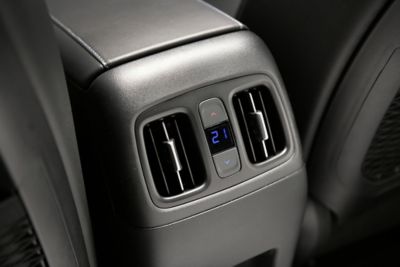 Ovládač teploty v zadnej časti kabíny úplne nového SUV Hyundai TUCSON.