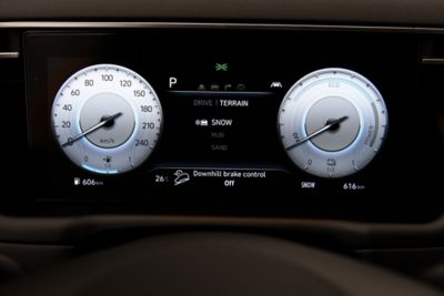 Digitální přístrojový panel uvnitř zcela nového kompaktního SUV Hyundai TUCSON Hybrid.