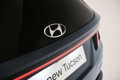 Sklené logo na zadnej časti nového SUV Hyundai TUCSON.