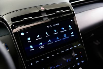 Het nieuwe 10,25-inch touchscreen en de volledige touchscreenbediening in de geheel nieuwe Hyundai Tucson Hybrid SUV