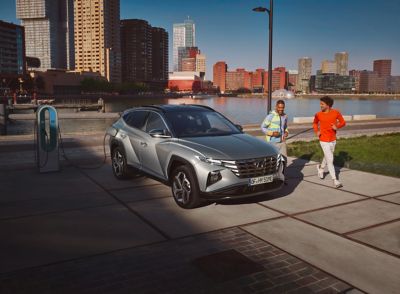 Un homme debout à côté de la Hyundai IONIQ.