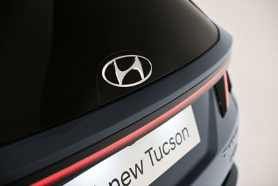 Il logo in vetro high-tech sulla griglia anteriore  del SUV compatto Nuova Hyundai TUCSON.