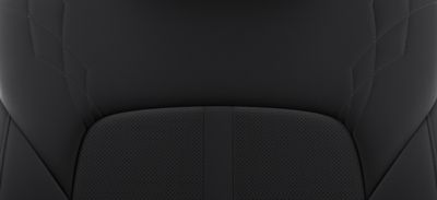 Schwarzes Farbdetail eines Hyundai STARIA Sitzbezugs.