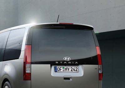  Detailansicht des Hecks eines Hyundai STARIA mit verstecktem Scheibenwischer. 