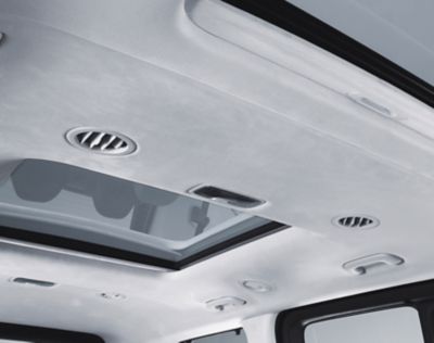 Součástí výbavy STARIA Premium je klimatizace s výdechy ve stropě, se třemi samostatně nastavitelnými zónami.