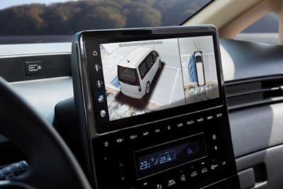 Das Infotainment-Display eines Hyundai STARIA mit einem Kamerabild 360°-Kamera.